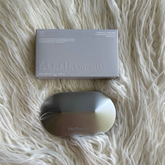 R.E.M Beauty Midnight Shadows Eyeshadow Palette Babydoll - Picture 6 of 10